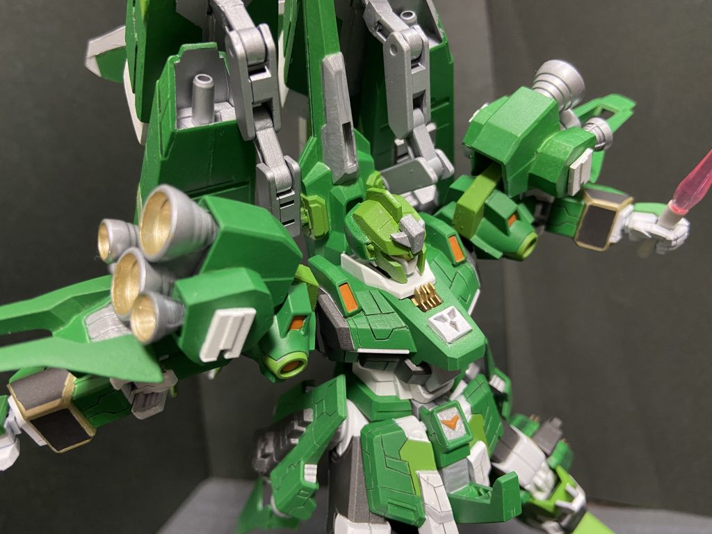 肩のスラスターが良く見えますね。バインダーのサイズ感に良くあってると思います。リゼルのパーツの中でも特にカッコイイ箇所ですからね。
