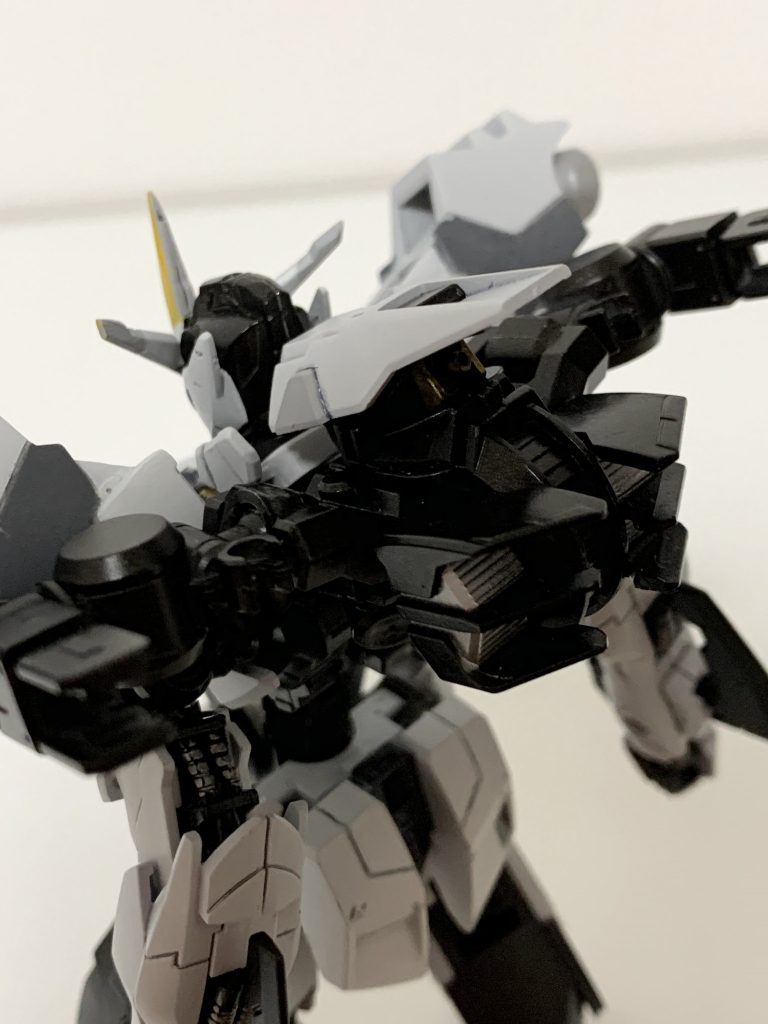 背部リアクターの主な役割「エイハブ・ストレンジ」リアクターが生み出す重力場を利用し、振りかぶった打撃武器などの重量を増加させるという厨二兵装。フレーム搭載のツインリアクターの出力と相まって壊滅的打撃力を産む!という構想のもと試験的にナフラに搭載されましたがごく単純な問題点が挙げられた。フレームに比べて関節部の耐久性が低く、特に腕部各関節部は上記システム高稼働状態の打撃時のインパクトに耐えきれずたった一撃でほぼ確実に分解してしまうという欠陥品ともいえるものであった。