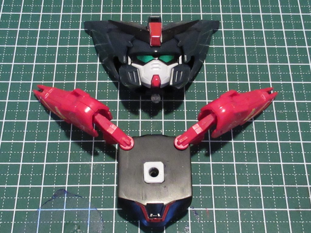 首はボールジョイント化して受け側もプラ板で作成しました。