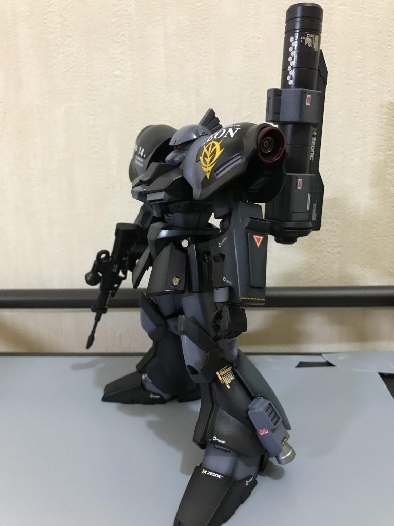 全体をグレーと名のつくカラーで塗装すると勝手なシバリで塗装しましたジャーマングレードゥンケルグラウ+赤ジャーマングレーグラウジャーマングレーグラウ退色時+MSパープル