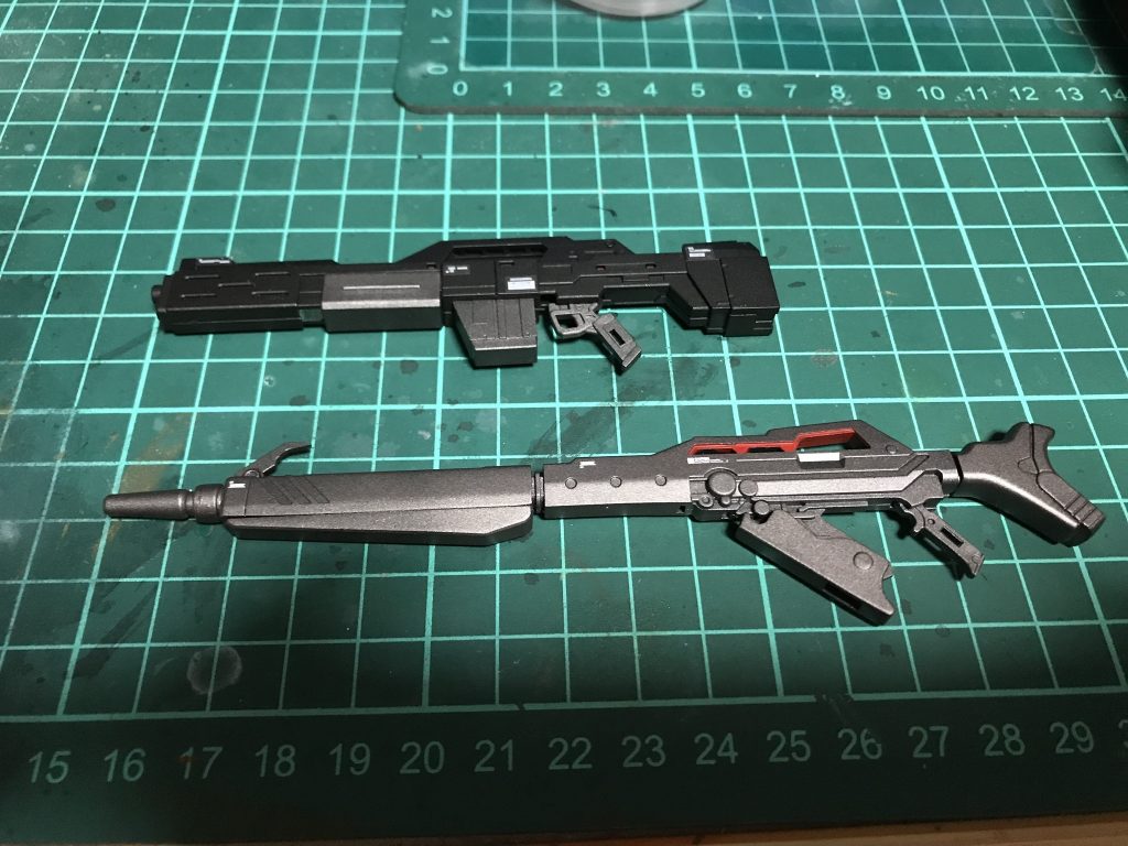 ＲＧサザビー付属の「ビーム・ショット・ライフル」（上）今回、購入した「ロングライフル」(下)