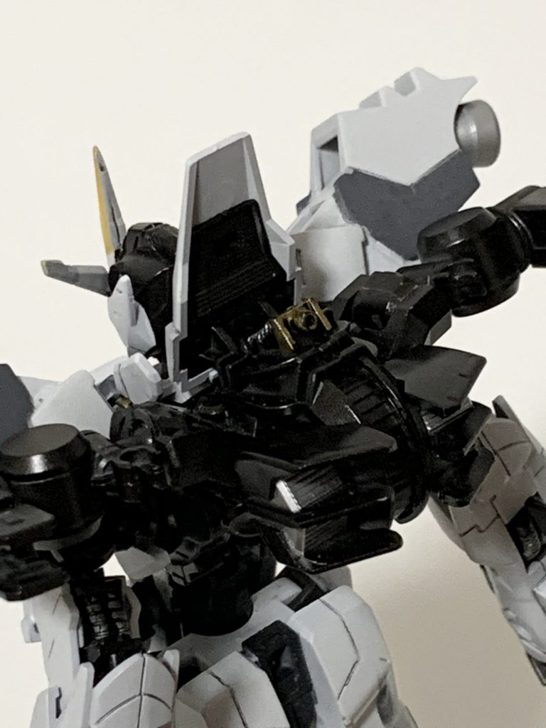 ハッチが開き金色部分のノズルから粒子を強制排出します。あまり意味はありませんが動く部分が欲しかったのでつけました。基本戦術はエイハブストレンジによる打撃でMAの装甲を剥がし、内部を集中攻撃するというシンプルなもので前回記載の初戦闘もこのシステムにより右腕部を破損しつつも勝利した。欠点もシンプルゆえに改良が難しく、結局背部リアクターの稼働率の調節や打撃時の角度の付け方などパイロットが慣れていく事で実用化されていった。とはいえ万人に扱える物ではなかったため、ナフラは軍から欠陥機として認定されたがパイロットや部隊員からは高火力のロマン機体である為「最高の欠陥機」と呼ばれ愛されたのである。射撃武器の未装備に関してはナフラの戦術に必要ないと判断され近接武装のみの装備になりました。