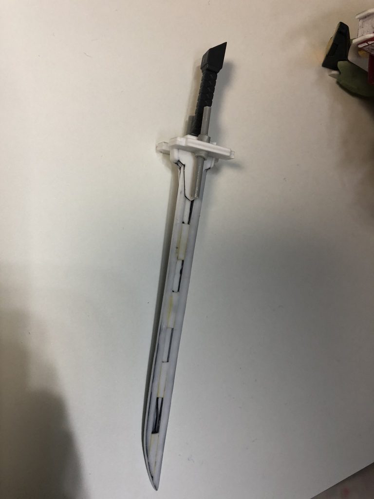 今回は刀も作りたいと思ってプラ板から作った武器