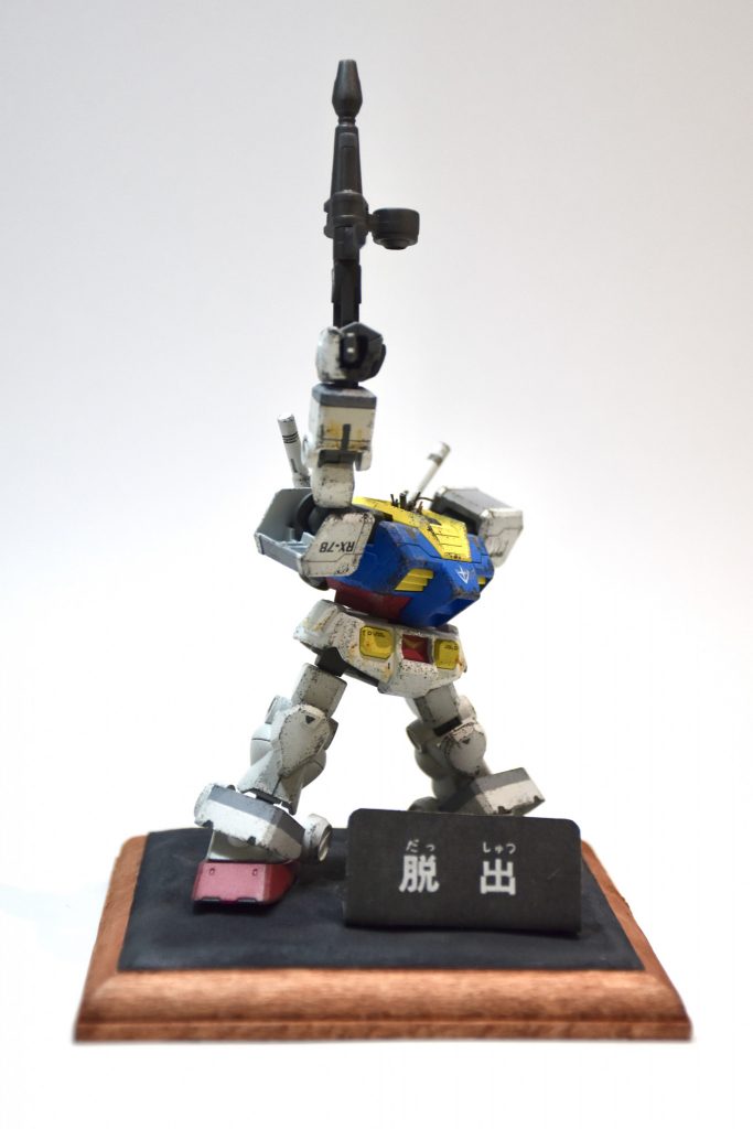 破壊された首や左腕には針金や真鍮線、メッシュパイプ等で内部の配線等が露出した風にしてます。