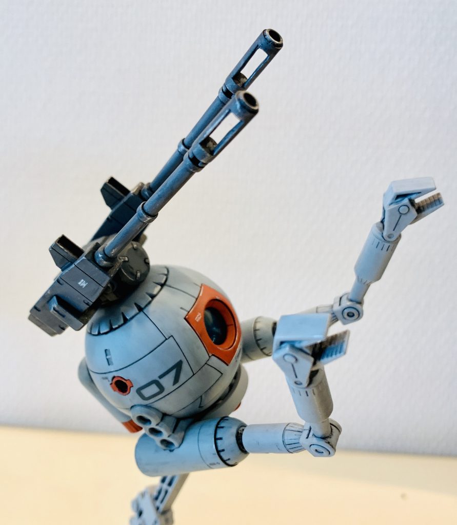 キットが2体セットなので、フィフティーンキャリバー搭載機は成形色活かしでストレート組みしました。アーム部をはじめABSが多用されているので、バラバラの状態でトップコート、スミ入れ、ウォッシングまで終わらせました。スミ入れとウォッシングはクレオスのウェザリングカラーで、各工程しっかりと乾燥させてから行いました。