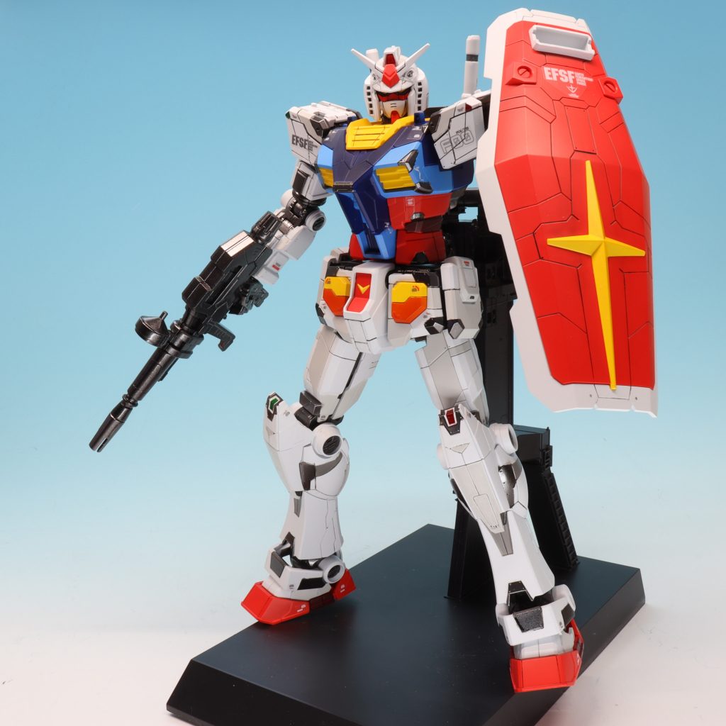 実物にはないシールドとライフルが付属。シールドもモールドがびっしりで良いですね。