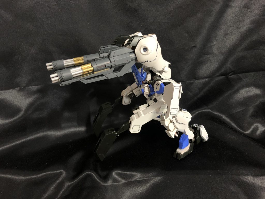 ガトリングは前に出したり後ろで撃てる設定です。