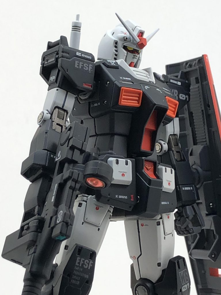 腰のフロントとサイドにメタルパーツを使い、スラスターを追加しています。