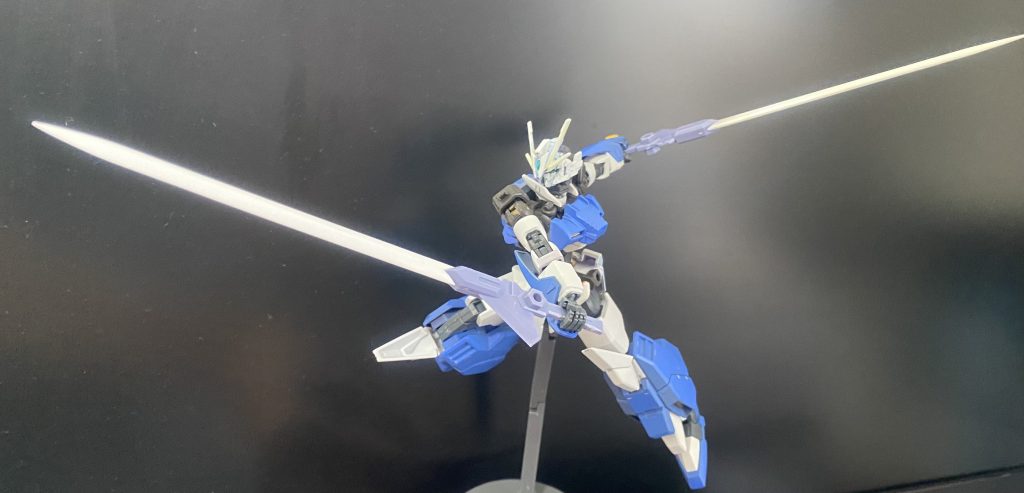 3ミリ穴さえあれば一応武器つけれます。剣大好きな私としてはこの兵装がもうドンピシャでしたけど、相棒が前に行くのにお前も行くんかーい！と冷静な自分に突っ込まれました。バランス大事。そして没案ながらも近接武器を構えた姿も！(1日遅ればせながら追加させて頂きます)やはり装甲をパージしてからの近接格闘はロマン！