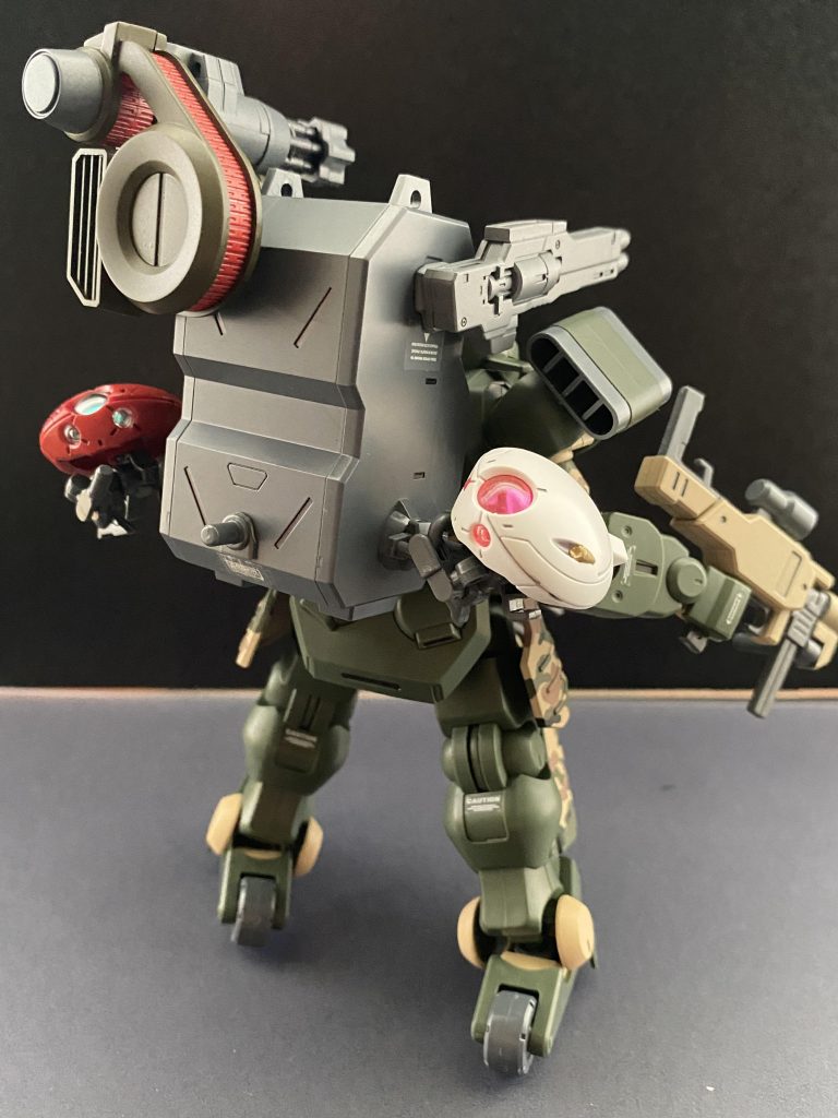 コンテナ内は換装用の兵装が入っている設定なので、コイツらは必死にしがみ付いてます。