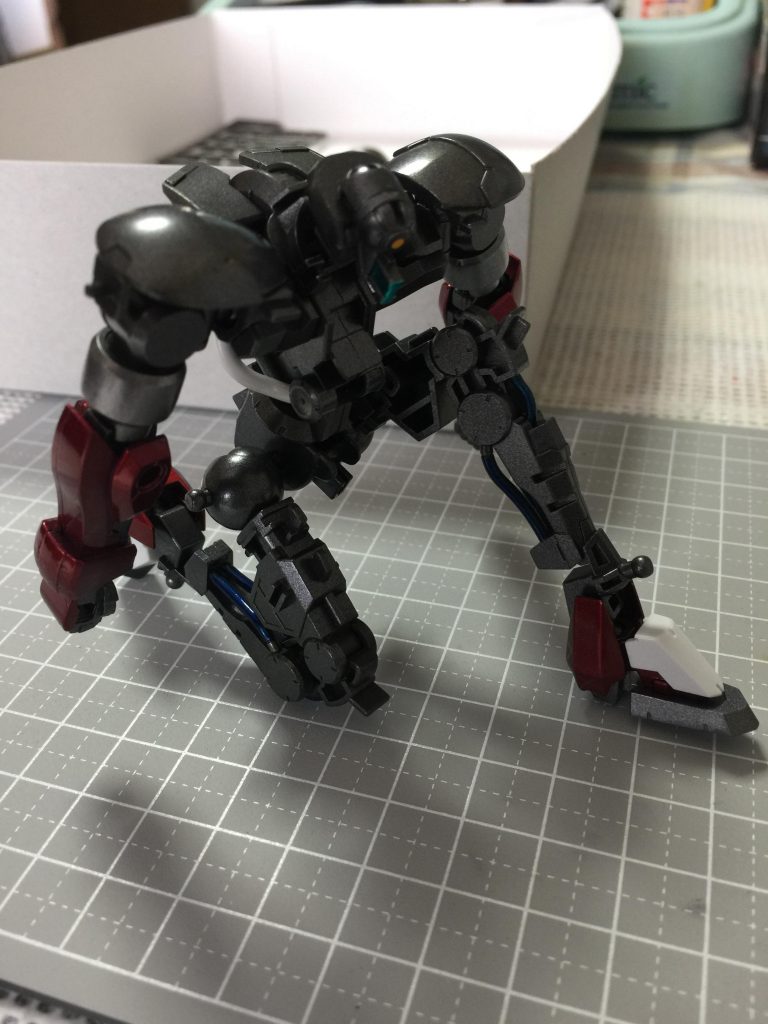 お約束の膝立ち。後ろに仰け反らないで良い感じに前傾姿勢。外装を着てしまうと、ここまで動かないのが名残り惜しい。