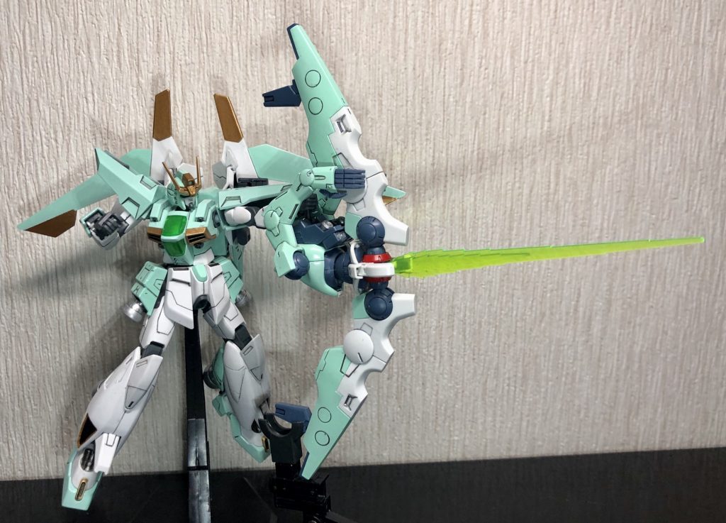 股関節部分に切り込みを入れ、AXティターニアのビームサーベル刃を取り付ける事で見た目だけそれっぽくなるように加工しました。