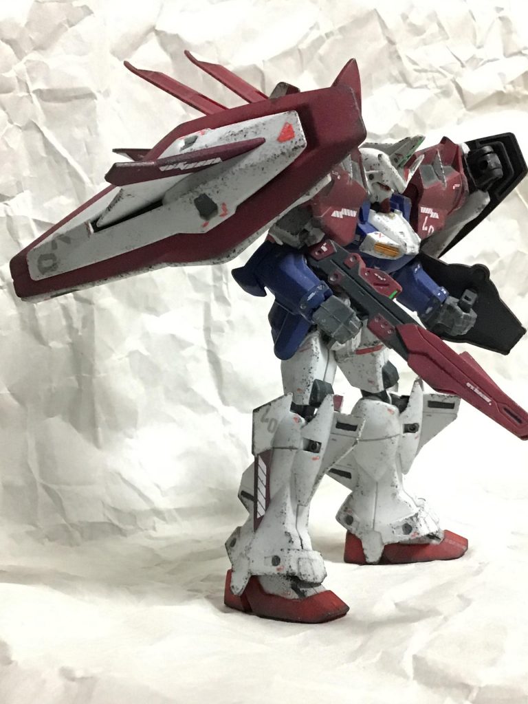 右側。内緒ですがLのデカールが手元になかったので数字の７をひっくり返して代用しています。シールド裏のビームソードの柄は付けていません(行方不明)