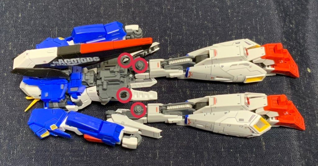 WAIST UNIT (腰部) と LEG UNIT (両脚)を接続するF㉔部品。この接続方法は、かつて 1/144 RX-78-2 ガンダム 初期ロット時の肩部品を稼働させた方法と同一。故にこのまま装着させると九分九厘、白化現象発生が容易に想像できます。#400 紙ヤスリにて少し削り表面処理を施した後、ピンセットにて無事装着完了っ⁉️