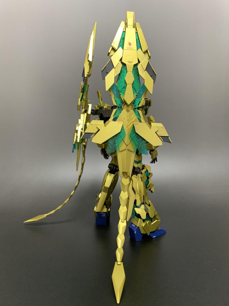 バックショット!アームドアーマーDEはグレーの色分けが全くなかったので、エナメル塗料で吹き付けた後、拭き取りをして色分けを再現しました!そして目立つデカールもここにはドーンとはりました😁スタビライザーはプラプラするのでこの角度で固定しました(基部は動きます)