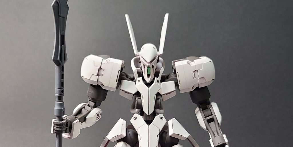 センサーの部分はガンダムマーカーアイグリーンを使っています赤いパーツをグランプリホワイトで塗装してスミ入れそのあとに他のパーツと共につや消しスプレーを吹いています