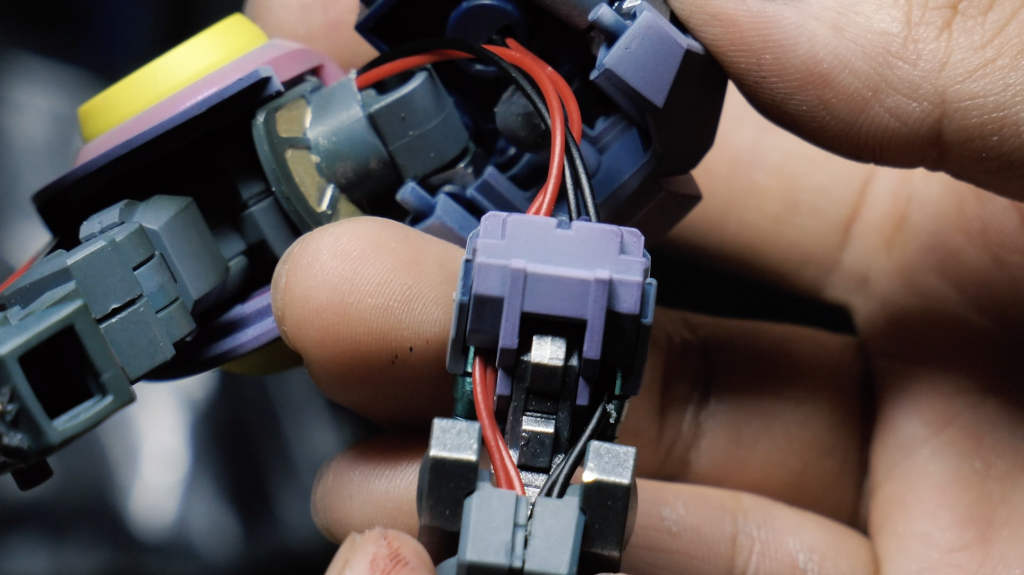 配線は、首中をくりぬいたり、なるべく見えないようにしました。