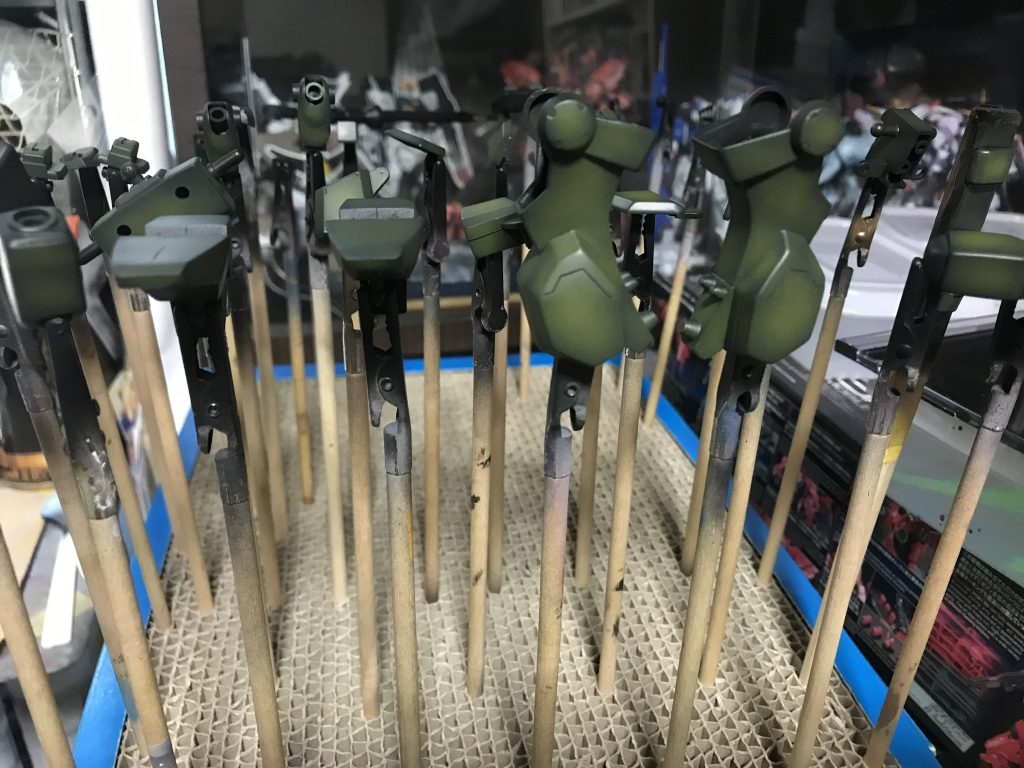 合わせ目消しの後、黒サフ→カーキグリーン（ハイライトは黄色を少々プラス）でリペイントしました。