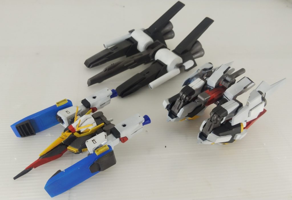 アーマーを脱げば、3機に分離変形できます。それぞれにコックピットがある設定ですが、バウですので、戦場ではマトになりますが無線誘導も可能です。 