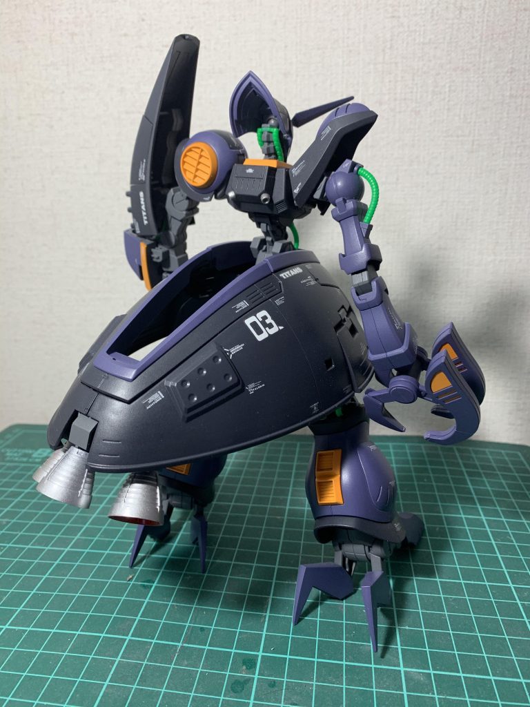 色味は悩みましたが結果的にメッサーラのような感じになりました。デカールは全体で100枚ほど貼りましたがスカートが大きいですがディティールが控えめなので少し貼りづらかった印象です。筋彫りなど情報量を増やしたら映えそうですね、自分は面倒なのでやりませんがw