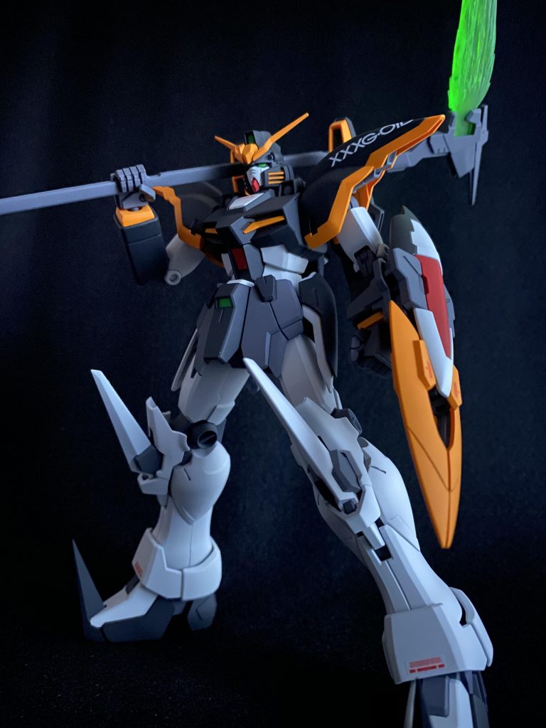 使った塗料は下記の通り。白:ニュートラルグレー1(ガイアノーツ)黒:ミッドナイトブルー(クレオス)赤:モンザレッド(クレオス)黄:橙黄色(クレオス)フレーム等:メカサフヘヴィ(NAZCA)ツインアイ:蛍光グリーン(クレオス)バーニア:黒鉄色(クレオス)つや消しクリア:プレミアムフラットクリアー(ガイア)