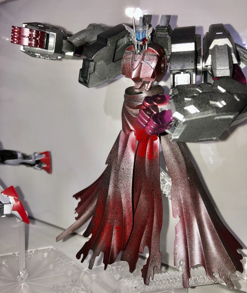 自立行動が可能でありファントムフィストと共に敵MSを幻砕する