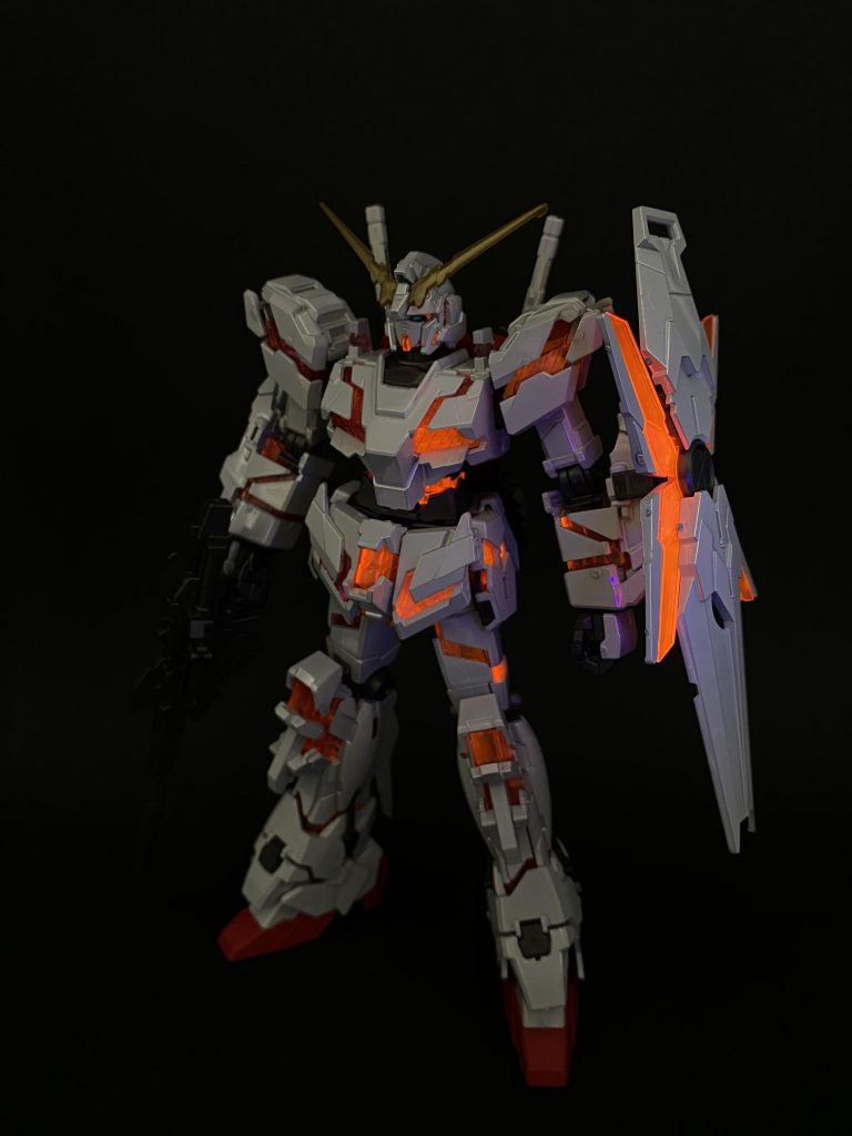 暗くしてブラックライトを当てるとしっかり光ります。ブラックライトもう一つ買って両側から光り当てればよかったですね😭今後検討しましょう。上手くブラックライトを当てればとても光ってくれます。