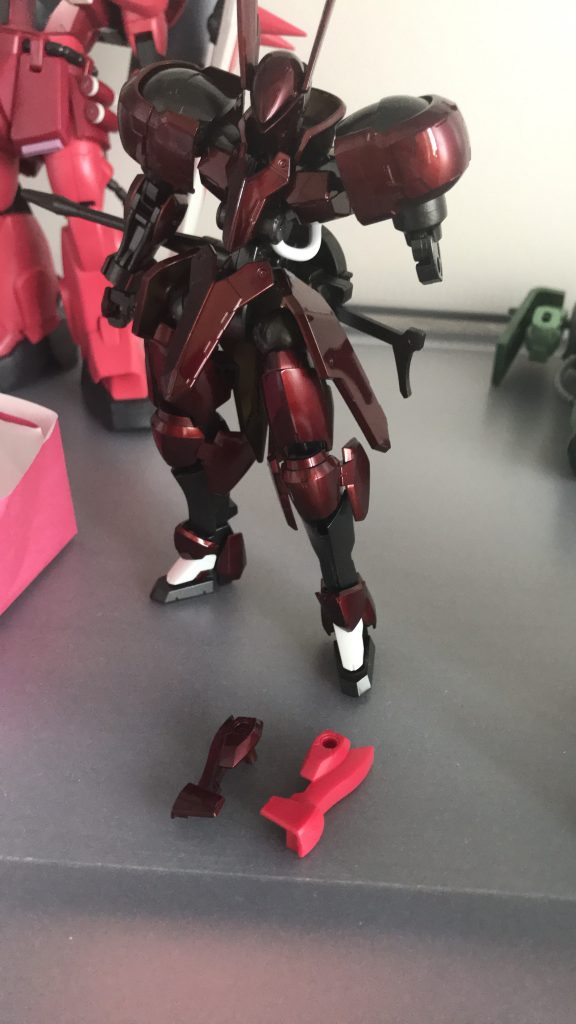 左腕の装甲パーツを塗り直す為に溶剤で落としてたつもりがなんとツールクリーナーに付けてしまいパーツを溶かしてしまいました(^◇^;)コレはバンダイさんに部品注文した後の写真ですσ(^_^;)