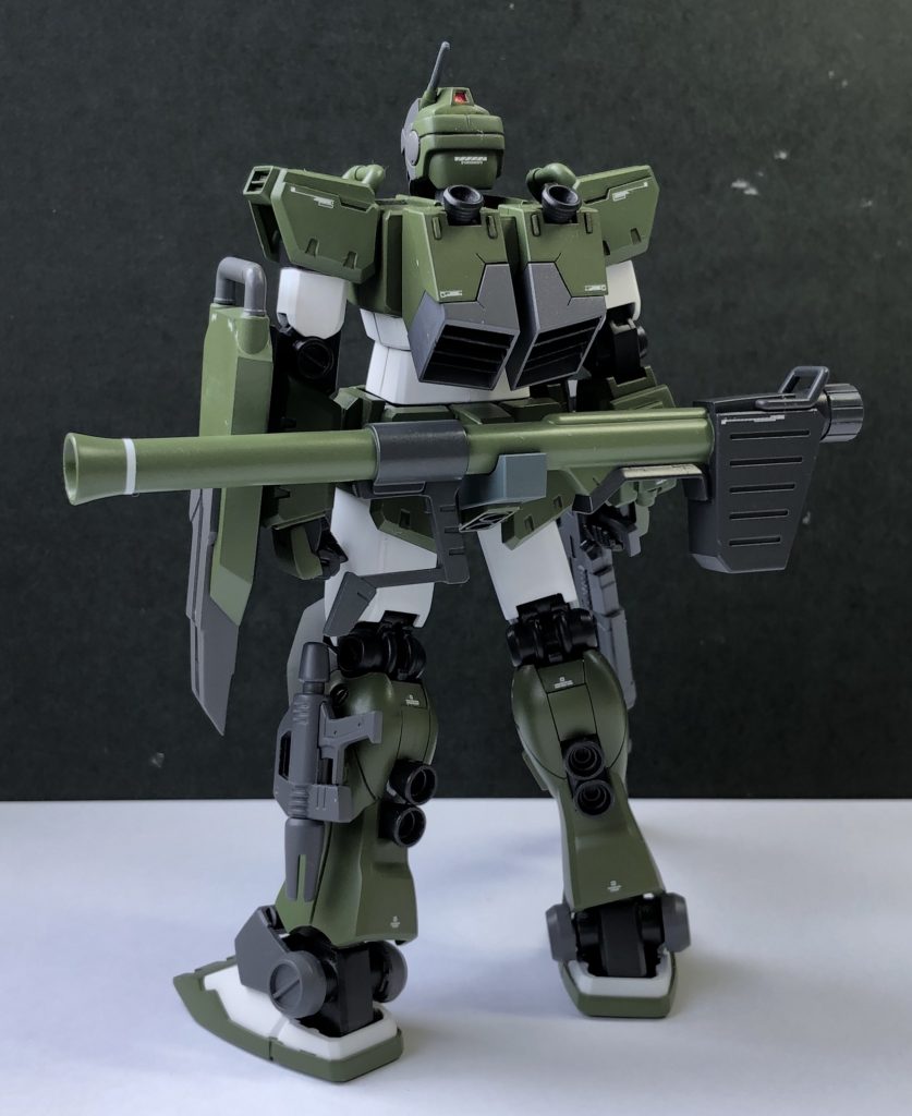 ハイパーバズーカは腰のグレーのパーツの差し替えでラック状態を再現できるようにしました。この接続パーツの応用でスナイパーライフルも腰にラックできます。