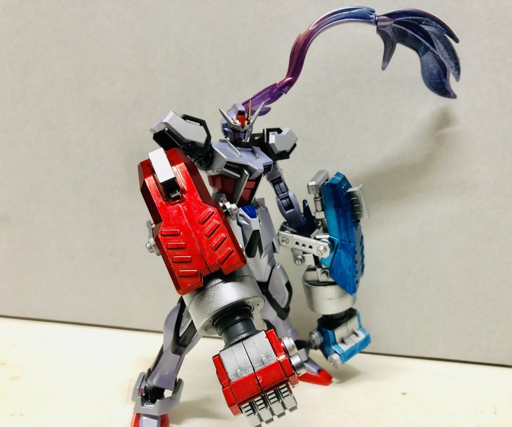 両腕に闘気を集中することにより具現化する巨大な拳、ムスペルヘイム(右)とニブルヘイム(左)がメイン武器