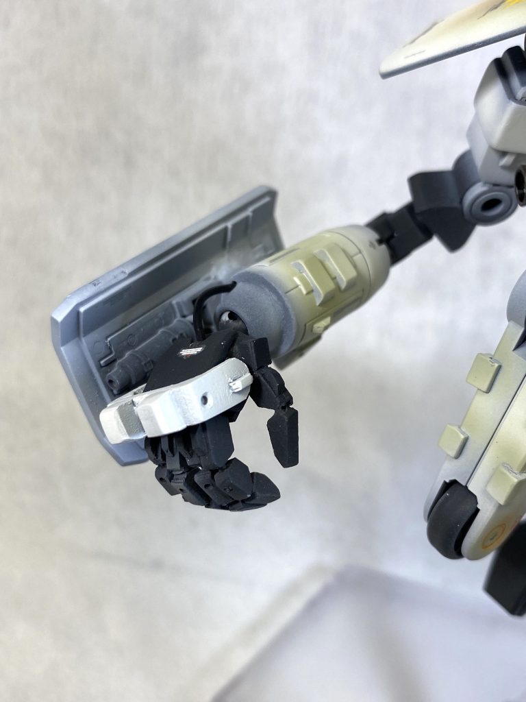 今回、1番頑張った右腕マニピュレーター。銅線接続で指関節フル稼働。手の甲の白い部分は格闘戦装備DMS(ディストーション・メリケン・サック) 電磁プラズマて対象の装甲を融解、拳をねじ込みます。