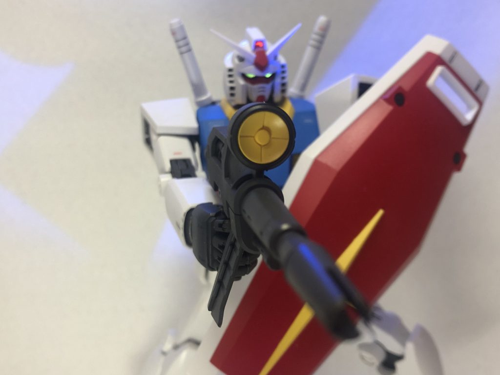 目は蛍光塗料を筆塗りしました！