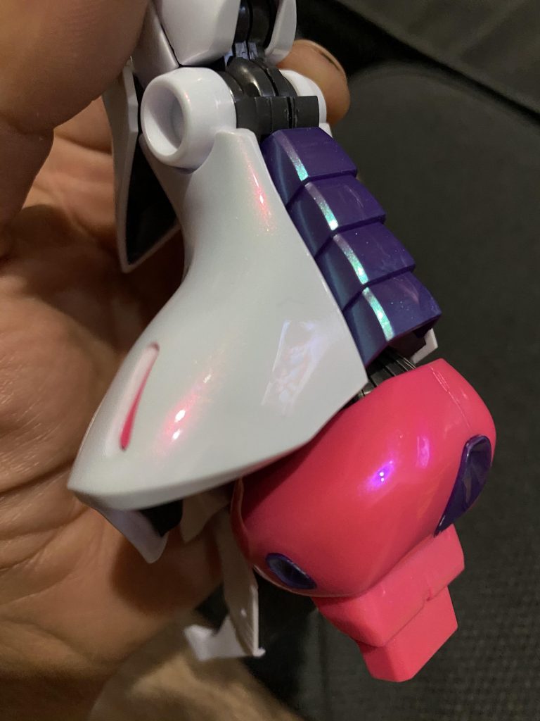 白の部分にピンクパール、紫の部分にグリーンパール、ピンクの部分には紫パール。クリアを重ねてその後コンパウンドで磨いてツヤ出し✨