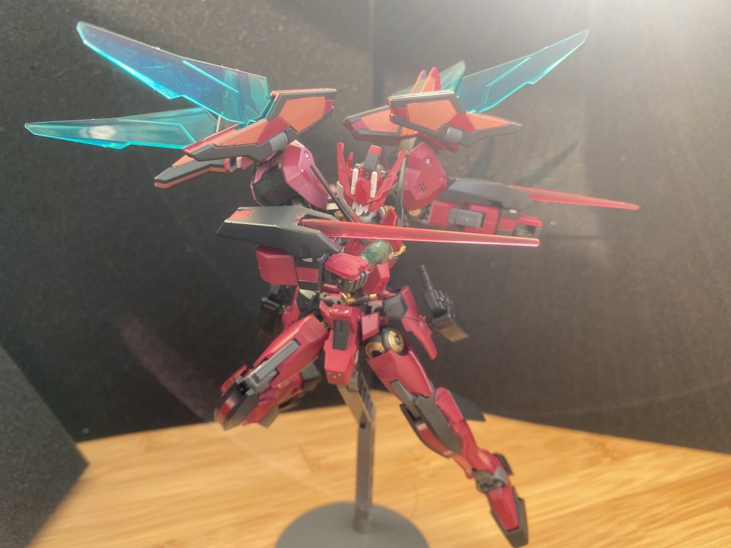 色々つけた結果、右腕部は換装式になりました。アスタロトの腕の時は対ガンダムフレームの刀。TRIAEGマグナムの時はサーベル出しまくって突貫できます。やはり剣は良いもの...。 