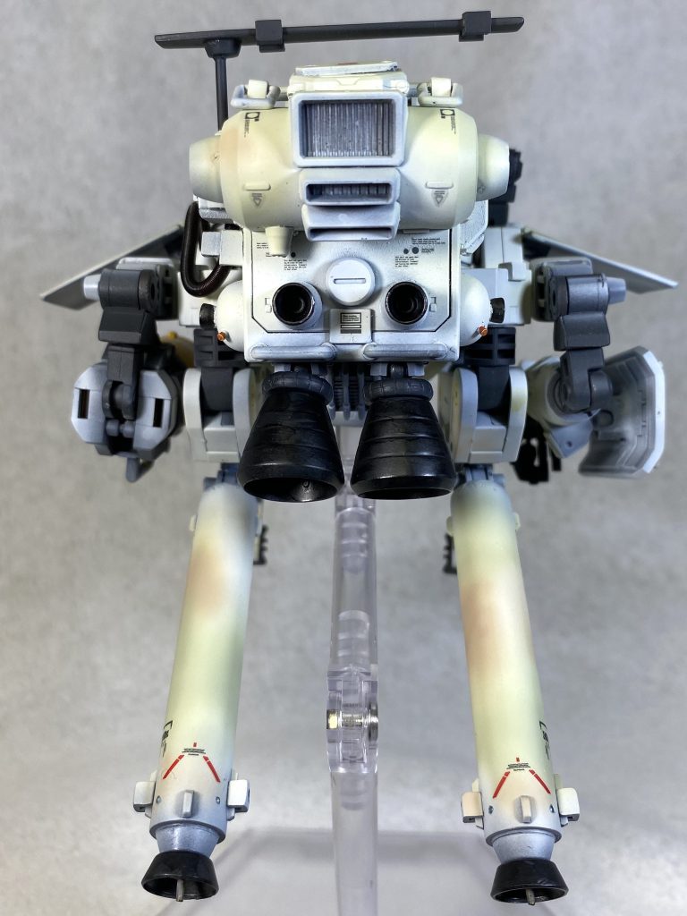 後方から。 大推力スラスター装備の空間機動バックパックとプロペラントタンクスラスター バックパックのアンテナはマシーネン宇宙用スーツのオマージュ。と言うか全体的にマシーネン風味意識してます。