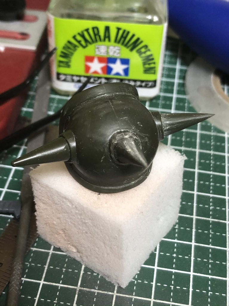 肩アーマーのシャープ化をしています120番のヤスリでペンサンダーを使用して整形して尖らせてあります