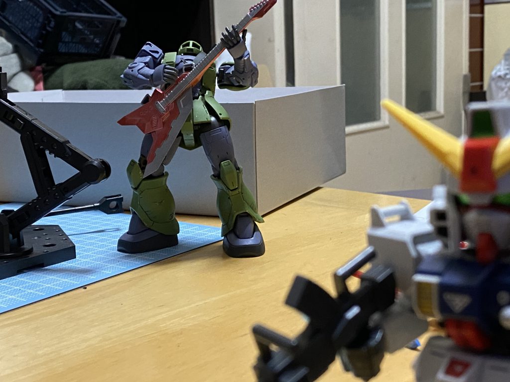 ギター持ってます。作業用BGMが「突撃ラブハート」だったのはやっぱり間違いでした。反省も後悔もしてません。