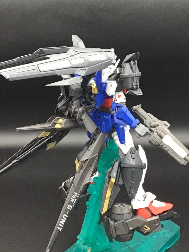 フル装備で。足のバーニアがふくらはぎの増加ユニットに干渉して、足首が動かしにくいのが難点ですが、このゴチャ盛り感がたまらない！