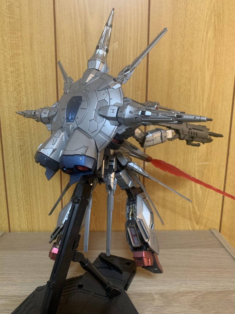 全体的な塗装には満足してるのですが、脚のバーニア部分の色分けをちゃんとしたかったのが心残りではあります。当時の腕前だとこの程度だと思い、そのままにして、その気になったらちゃんと塗装しようと思っていたらもう1年以上の月日が経ちました。墨入れのはみ出し処理も怠っている所もあるのでトップコートを吹きたくても吹けない自分がいて、これを完成と言って良いとか悪いのか…ビームライフルやシールドバックパックが大きいので可動域がイマイチなですが十分満足できるキットだと思います。作る楽しさ、自分が頭で思っている機体良さを表現したり、人とは違った表現を魅せる楽しさはもちろんのこと、当初は好きじゃなかった機体を好きになっていくのもガンプラの楽しみのひとつじゃないかと思ってます。