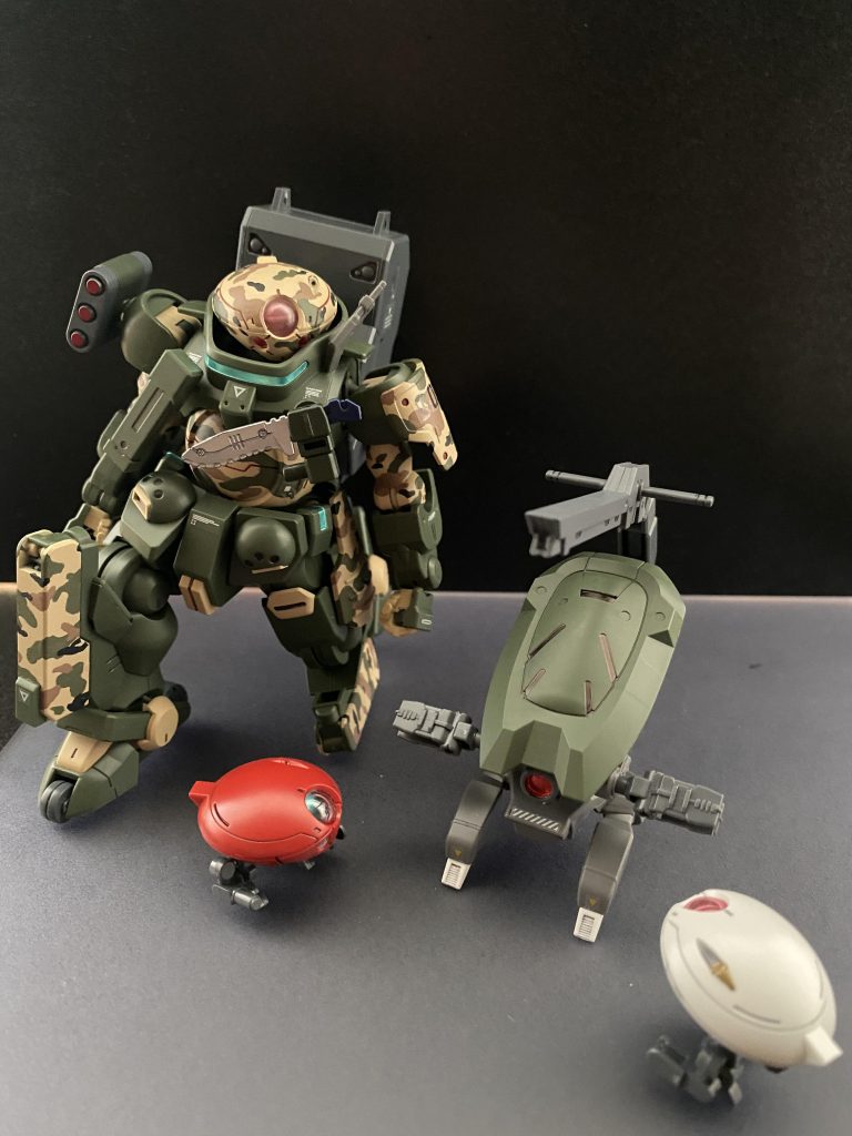 スコーピオユニット尻尾にあたる部分が長射程貫通力に優れたレールガンになっている。グリモアヘッドたちを戦場に送り迎えする役目を持っており、その後は移動砲台として行動する。またシールド部を垂直に立てて展開することで、タレットとして運用することも可能。