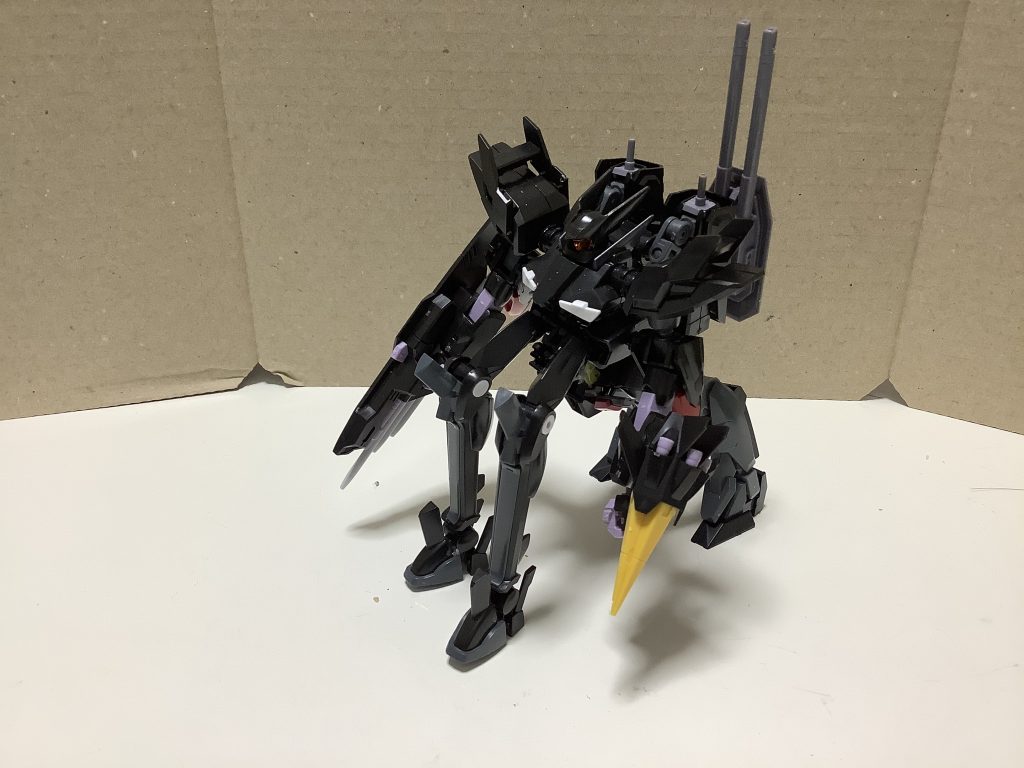 見たら分かるかとは思いますが、四脚です。そして2脚にも変形可能です。もちろん完全変形。モチーフは『コードギアス　亡国のアキト』に登場する機体　『ヴェルキンゲトリクス』です。キマリストルーパーのように4脚形態で前脚が貧弱なのは見栄えが良くないと思ったのでちゃんと4脚で接地できるようにしました。