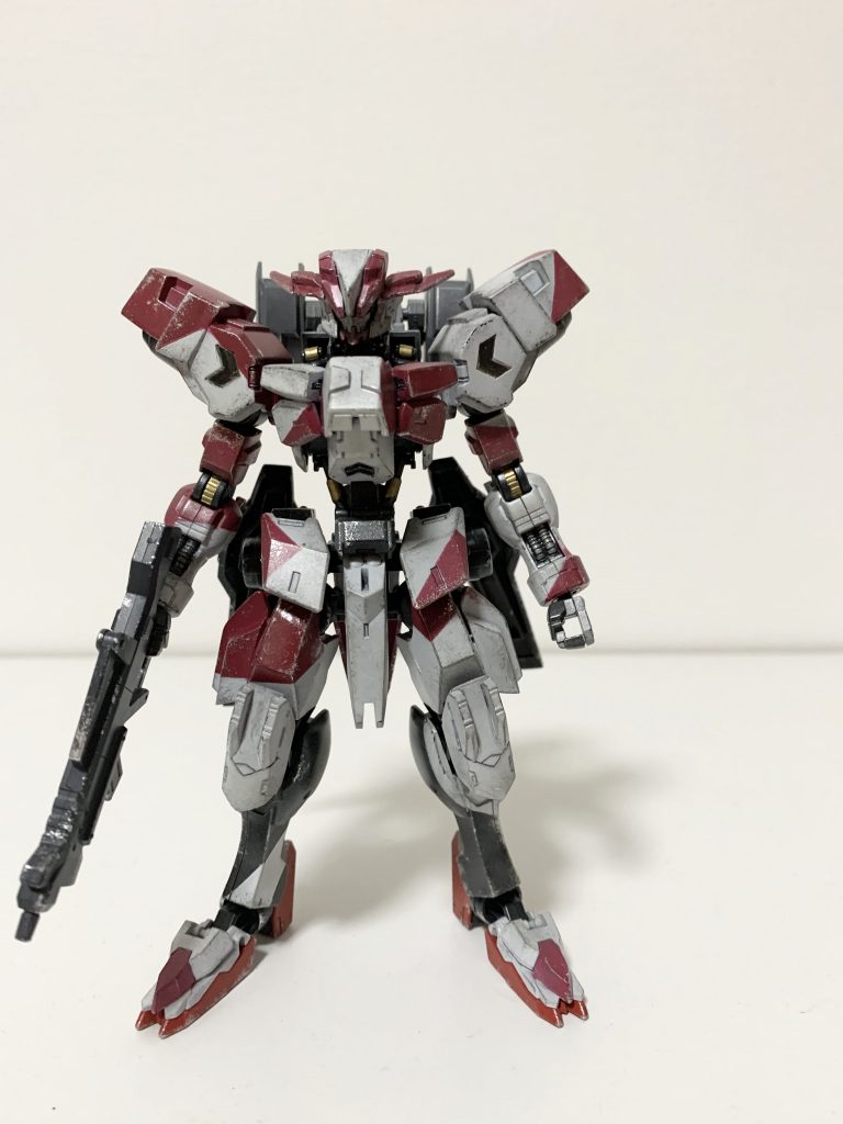 前　　特徴として左右非対称のカラーリングにしてみました。厄祭戦当時はグレーを基調とした渋い色合いでしたが現パイロットの趣味でカラー変更されたという設定です。弱冠の塗装失敗部分がありましたのでウェザリングとチッピングでごまかしとります_(:3 」∠)_