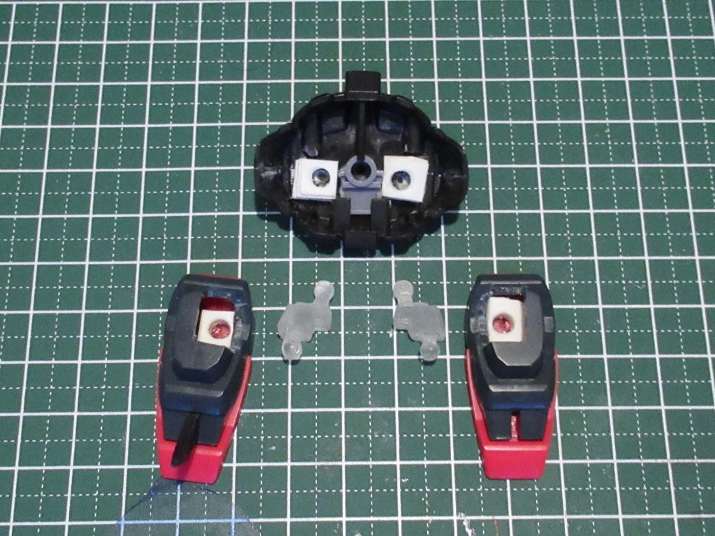 脚はボールジョイント化しています。足と胴体のジョイントは自作パーツで接続しています。これで結構効果的な可動拡張改造 になります。