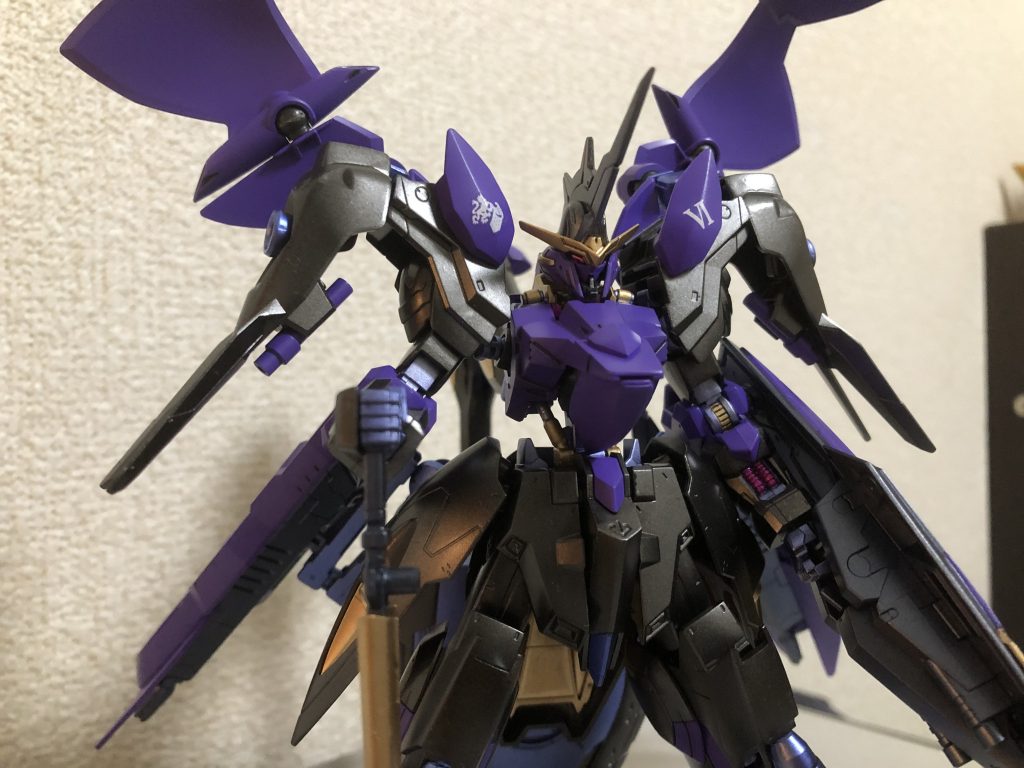 剣を持たせて。今回、塗装はガンダムマーカーエアブラシシステムを初めて使ってみました。勝手がわからず、色々と失敗しましたが一気に塗料が乗っていく感覚は気持ちよかったです。デカールはガンダムデカールの鉄血のオフフェンズ汎用のギャラルホルンのエンブレムとボードウィン家の家紋を貼っています。左肩のVIは私の好みです。