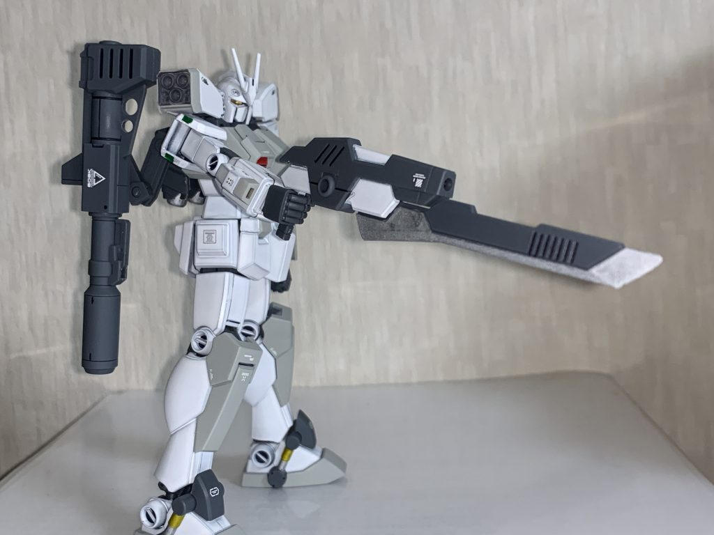 ハンドガンは白を差し色に入れ、ソードの刃はシルバーで塗装しています。