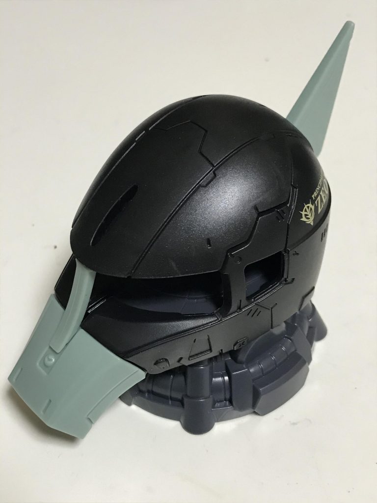 ベースはザクヘッド8の偵察用ザクIIで、カスタマイズパーツ3のノーズユニットBを組み合わせました。この段階ではカモノハシみたいです(^^;