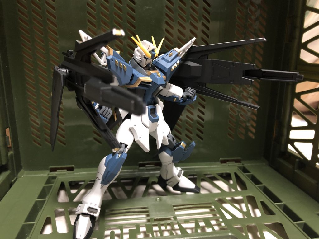 背中のユニットの噴射で敵を吹っ飛ばすこともできます。ジェットパワーオプティマスみたいな感じで