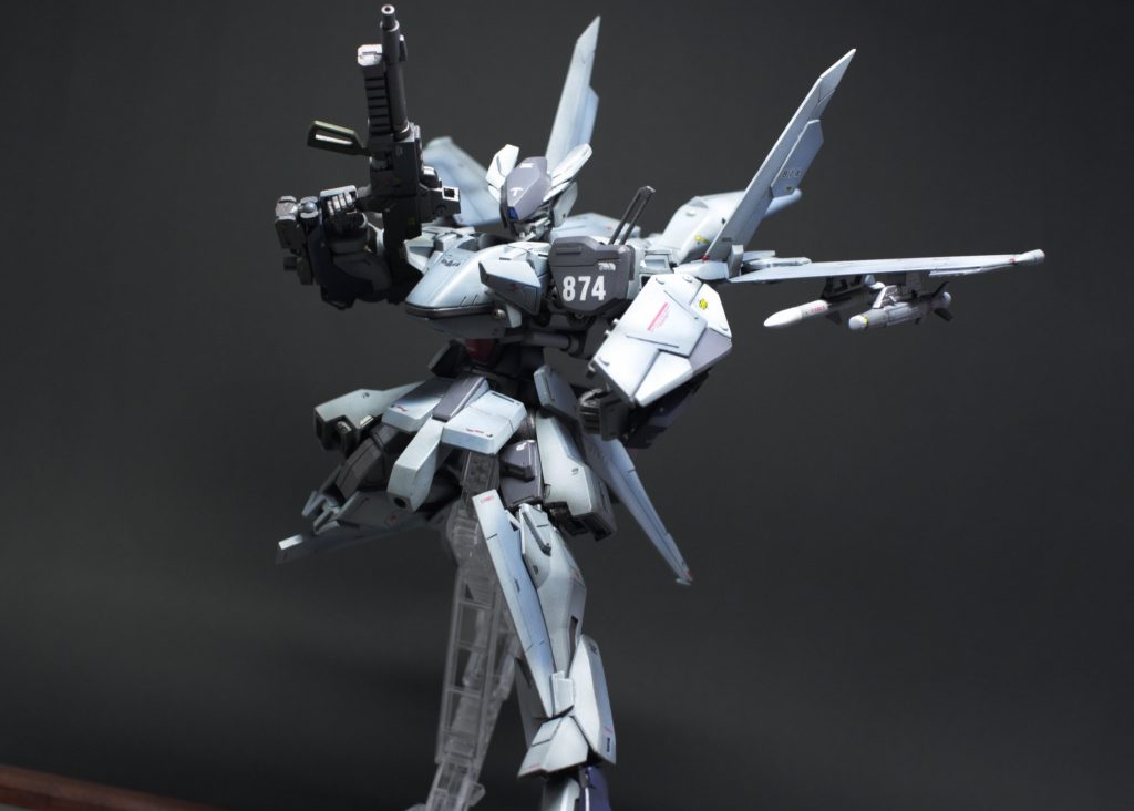 武装は飛行形態時と同じものに加え、ビームサーベルとシールドを使用します。機銃は胸部バルカンのような位置に。いろいろ弄ってますがベースはそれぞれ、頭→ゴールドフレーム天ミナ 胴→ムラサメ 腕→ハルートと端白星 腰→ダブルオーとアリオスほか 足→アリオス バックパック→ムラサメ ライフル→グレイズ シールド→プラ板となっています。