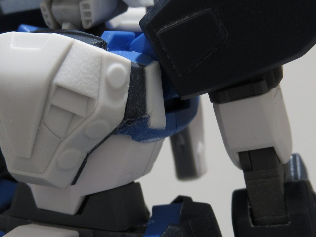 胴体はシュピーゲルの装甲を移植。微妙な隙間ができたのでプラ板で塞ぎました。