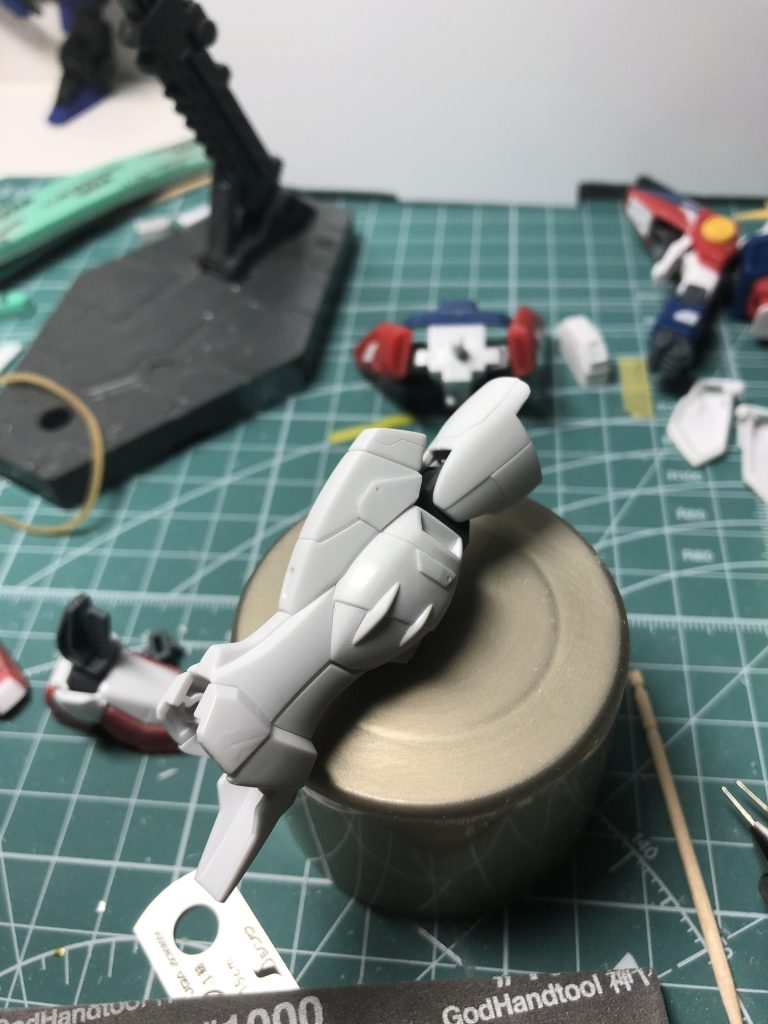 地味ですが、膝アーマーやふくらはぎにはプラ板でディテールアップしています。